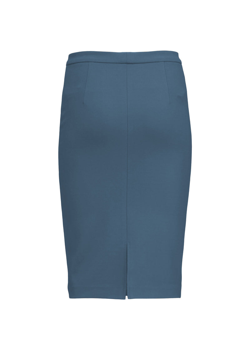 Enkel, stilren og tætsiddende nederdel i mørkeblå. Tanny skirt går til knæene og har en lille slids bagpå. Det strækbare materiale skaber en perfekt pasform. Modellen har en sort nederdel på og er 174 cm og har en størrelse S/36 på.