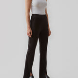 Lækker buks i en blød kvalitet med stretch. Tanny slit pants er i et enkelt design med elastik i talje og en tætsiddende pasform, og med slidsdetaljen i benene skabes yderligere vidde og effekt i bunden. Indersøm (S/36): 81 cm Bukserne forlænges med 0,5 cm for hver størrelse.