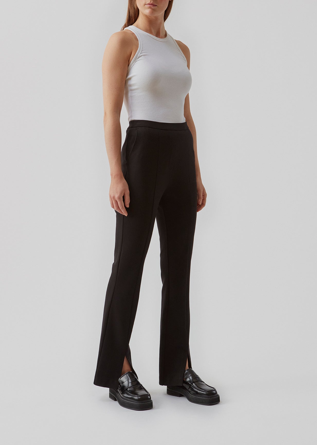 Lækker buks i en blød kvalitet med stretch. Tanny slit pants er i et enkelt design med elastik i talje og en tætsiddende pasform, og med slidsdetaljen i benene skabes yderligere vidde og effekt i bunden. Indersøm (S/36): 81 cm Bukserne forlænges med 0,5 cm for hver størrelse.