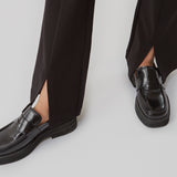Lækker buks i en blød kvalitet med stretch. Tanny slit pants er i et enkelt design med elastik i talje og en tætsiddende pasform, og med slidsdetaljen i benene skabes yderligere vidde og effekt i bunden. Indersøm (S/36): 81 cm Bukserne forlænges med 0,5 cm for hver størrelse.