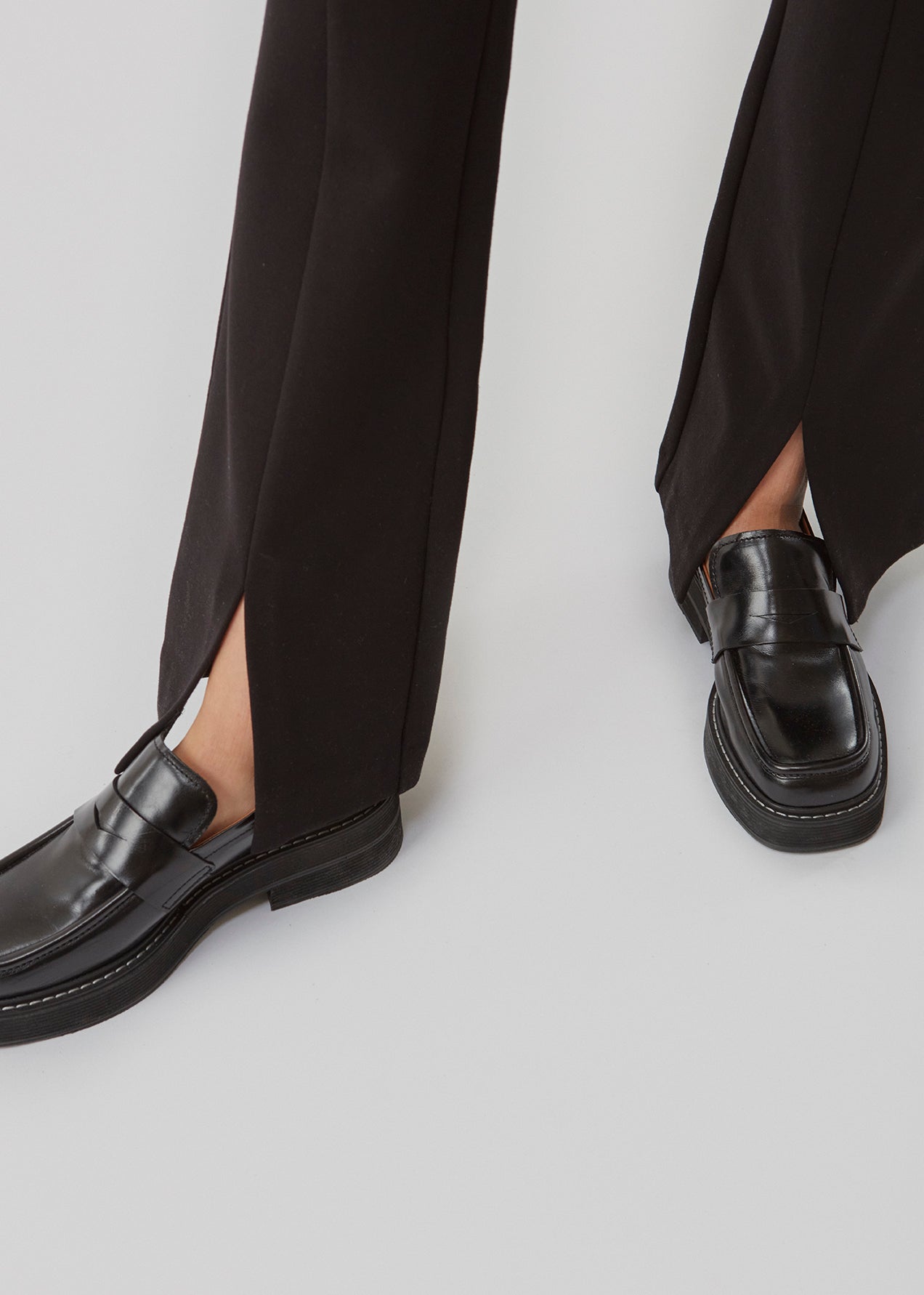 Lækker buks i en blød kvalitet med stretch. Tanny slit pants er i et enkelt design med elastik i talje og en tætsiddende pasform, og med slidsdetaljen i benene skabes yderligere vidde og effekt i bunden. Indersøm (S/36): 81 cm Bukserne forlænges med 0,5 cm for hver størrelse.