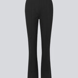 Lækker buks i en blød kvalitet med stretch. Tanny slit pants er i et enkelt design med elastik i talje og en tætsiddende pasform, og med slidsdetaljen i benene skabes yderligere vidde og effekt i bunden. Indersøm (S/36): 81 cm Bukserne forlænges med 0,5 cm for hver størrelse.