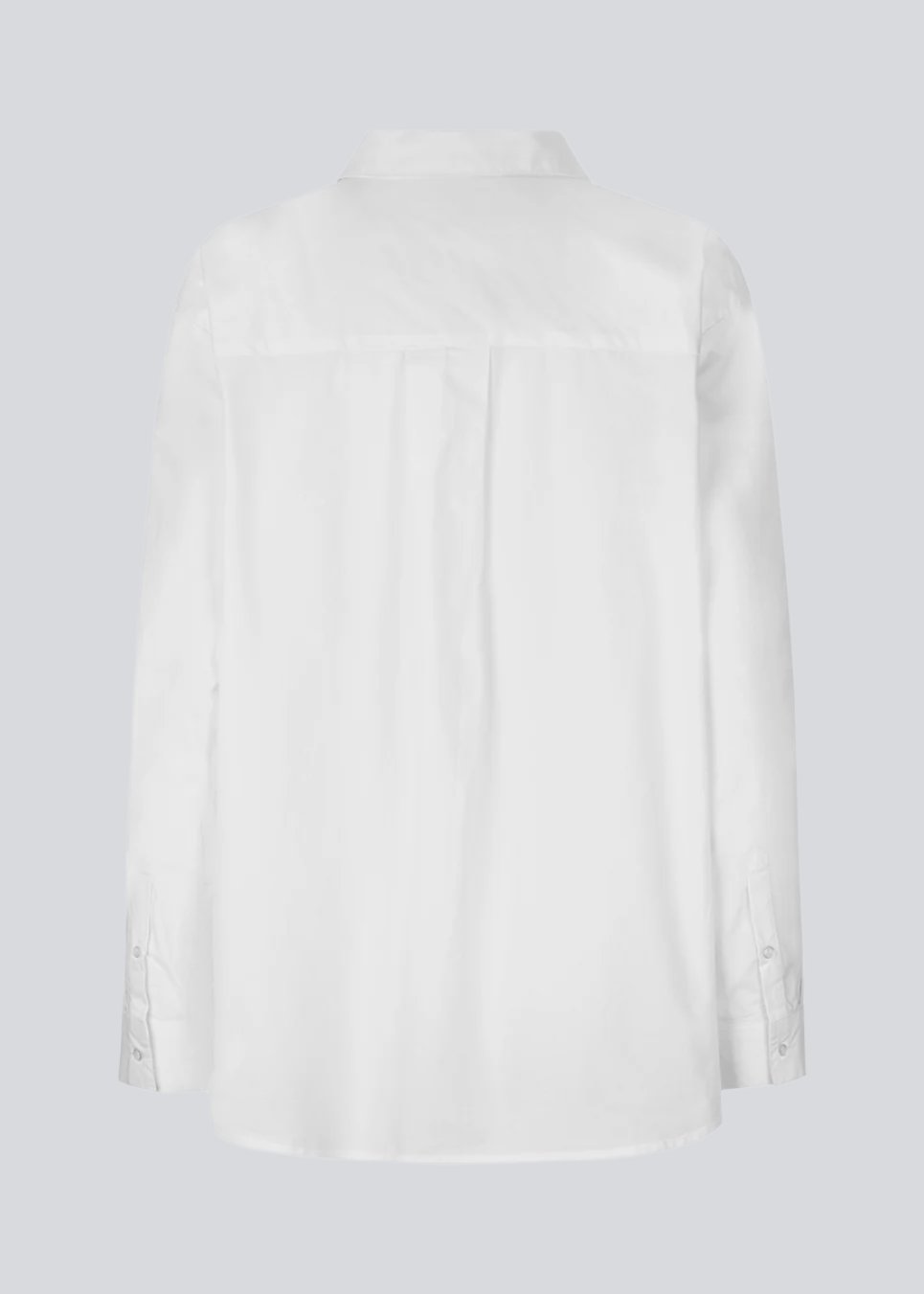 Luftig skjorte i hvid i økologisk bomuldspoplin. TapirMD shirt har krave og knapper foran, samt åben brystlomme. Lav skuldersøm og lange ærmer med manchet og knap. Broderet logo foran.