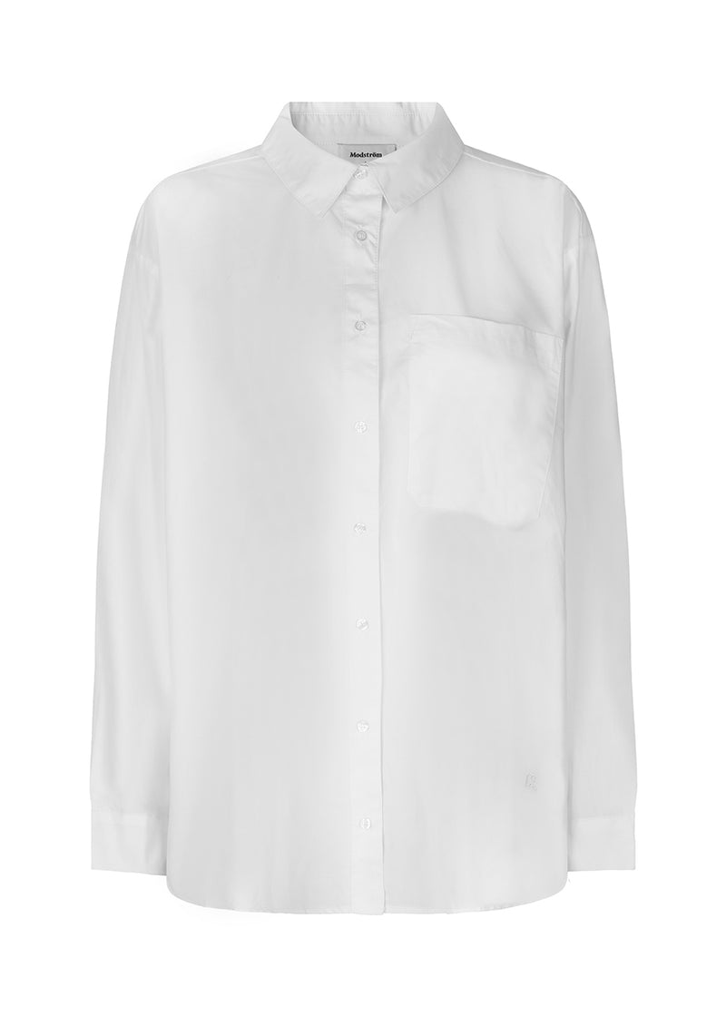 Luftig skjorte i hvid i økologisk bomuldspoplin. TapirMD shirt har krave og knapper foran, samt åben brystlomme. Lav skuldersøm og lange ærmer med manchet og knap. Broderet logo foran.