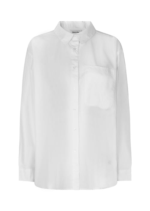 Luftig skjorte i hvid i økologisk bomuldspoplin. TapirMD shirt har krave og knapper foran, samt åben brystlomme. Lav skuldersøm og lange ærmer med manchet og knap. Broderet logo foran.