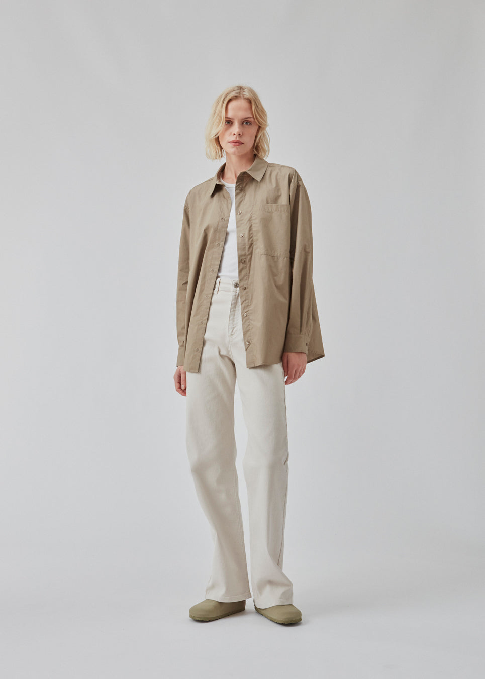 Luftig skjorte i farven Spring stone i økologisk bomuldspoplin. TapirMD shirt har krave og knapper foran, samt åben brystlomme. Lav skuldersøm og lange ærmer med manchet og knap. Broderet logo foran.  Modellen er 177 cm og har en størrelse S/36 på.
