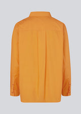Luftig orange skjorte i økologisk bomuldspoplin i orange. TapirMD shirt har krave og knapper foran, samt åben brystlomme. Lav skuldersøm og lange ærmer med manchet og knap. Broderet logo foran.