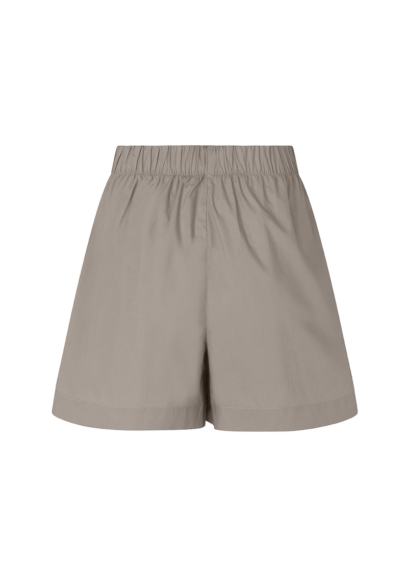 Shorts i let, økologisk bomuldspoplin. TapirMD shorts har høj talje med beklædt elastik og korte, vide ben. Lommer i sidesømmen samt kort slids i siderne.  Materiale: 100% Økologisk Bomuld
