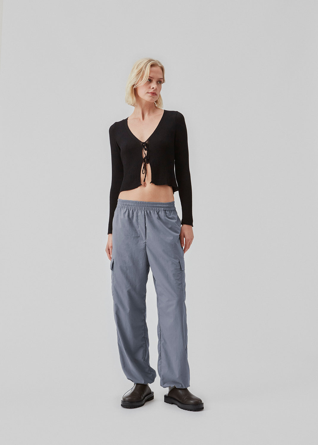 Cargobukser i nylon i farven Dusk med elastisk talje og justerbare kanter med løbesnor. TrentMD pants har påsyede lommer på benene.  Modellen er 177 cm og har en størrelse S/36 på.