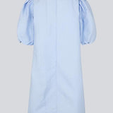 Kort kjole i struktureret og skinnende kvalitet i blå. TelmaMD dress har et afslappet fit med v-udskæring i halsen og korte pufærmer.
