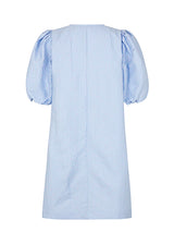 Kort kjole i struktureret og skinnende kvalitet i blå. TelmaMD dress har et afslappet fit med v-udskæring i halsen og korte pufærmer.