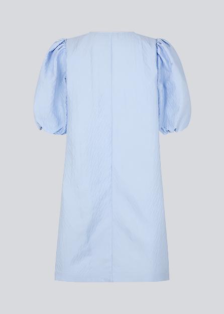 Kort kjole i struktureret og skinnende kvalitet i blå. TelmaMD dress har et afslappet fit med v-udskæring i halsen og korte pufærmer.
