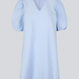 Kort kjole i struktureret og skinnende kvalitet i blå. TelmaMD dress har et afslappet fit med v-udskæring i halsen og korte pufærmer.