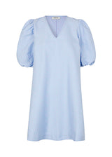 Kort kjole i struktureret og skinnende kvalitet i blå. TelmaMD dress har et afslappet fit med v-udskæring i halsen og korte pufærmer.