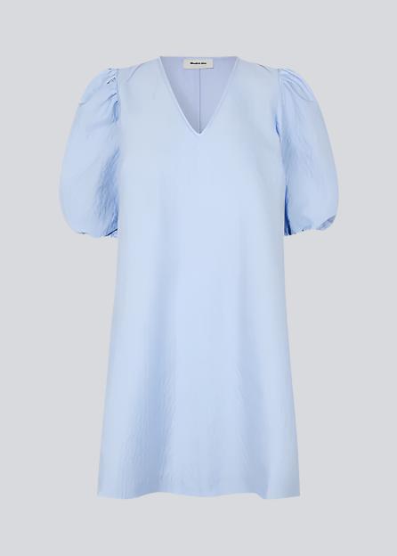 Kort kjole i struktureret og skinnende kvalitet i blå. TelmaMD dress har et afslappet fit med v-udskæring i halsen og korte pufærmer.
