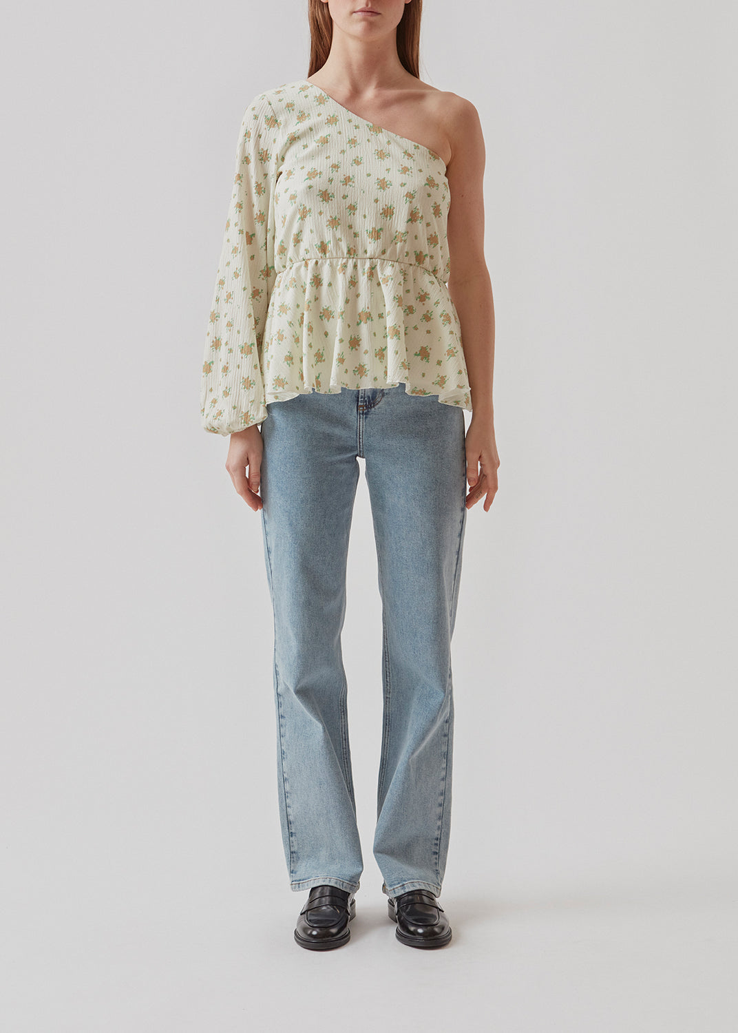 Top i blomsterprint med peplum-detalje med elastik i taljen. ThymeMD print top har one shoulder-detalje med et langt ballonærme. Kroppen er foret.  Materiale: 2% Elastan 98% Polyester  Foer: 100% Polyester