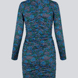 Kort kjole i farven: Malibu Poetry Flower, med lange ærmer og lav krave. TilloMD print dress har en tætsiddende facon med rynket, elastisk effekt langs midterstykket både foran og bagpå.