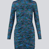 Kort kjole i farven: Malibu Poetry Flower, med lange ærmer og lav krave. TilloMD print dress har en tætsiddende facon med rynket, elastisk effekt langs midterstykket både foran og bagpå.