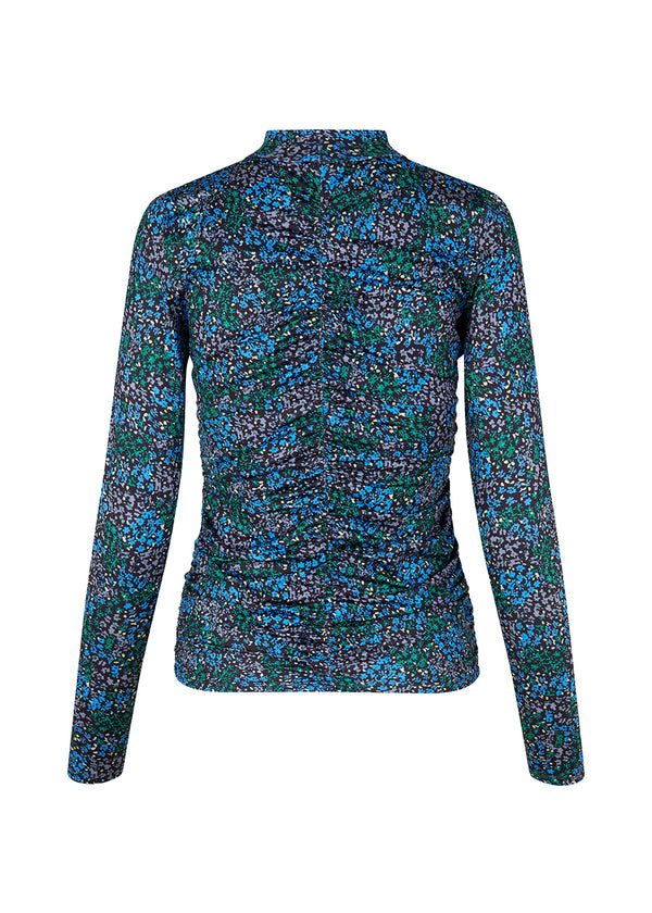 TilloMD print t-neck i farven Malibu Poetry Flower. Blomstret top med lange ærmer og høj hals. TilloMD print t-neck er fremstillet i et strækbart materiale med elastisk effekt langs midterstykket for.