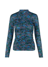 TilloMD print t-neck i farven Malibu Poetry Flower. Blomstret top med lange ærmer og høj hals. TilloMD print t-neck er fremstillet i et strækbart materiale med elastisk effekt langs midterstykket for.