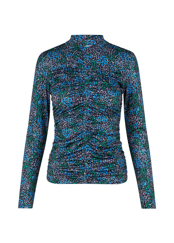 TilloMD print t-neck i farven Malibu Poetry Flower. Blomstret top med lange ærmer og høj hals. TilloMD print t-neck er fremstillet i et strækbart materiale med elastisk effekt langs midterstykket for.