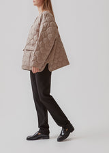 Vatteret jakke i kort, voluminøs silhuet. TinnyMD jacket har en kraveløs hals, afrundede slidser og to store lommer foran. Knaplukning fortil.