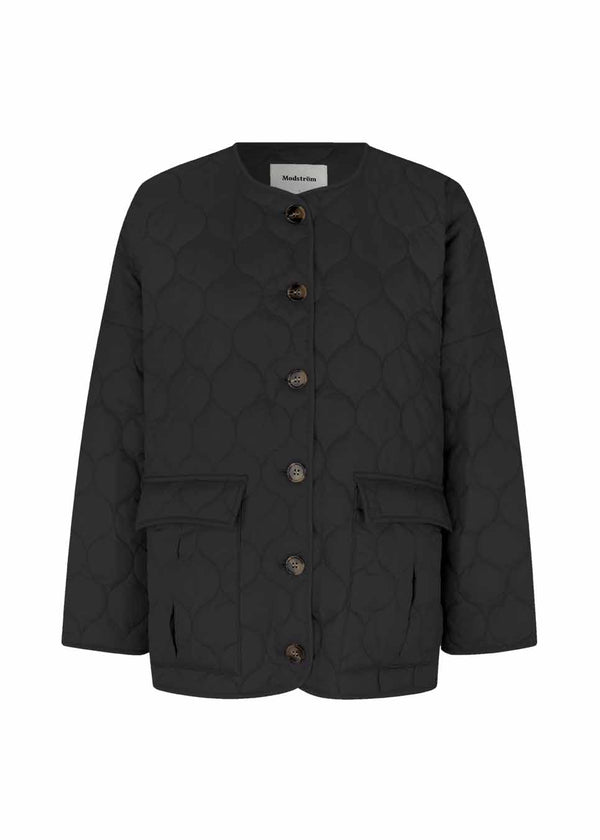 Vatteret jakke i sort i kort, voluminøs silhuet. TinnyMD jacket har en kraveløs hals, afrundede slidser og to store lommer foran. Knaplukning fortil.