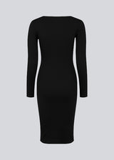 Tætsiddende kjole i sort i en ribstrikket bomuldskvalitet. ToxieMD dress har firkantet udskæring foran og lange ærmer. Modellen er 177 cm og har en størrelse S/36 på.