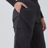 Cargobukser i nylon med elastisk talje og justerbare kanter med løbesnor. TrentMD pants har påsyede lommer på benene. Farven er sort.  TrentMD pants er lavet på samme model som vores meget populære og udsolgte AmayaMD pants. Dog i en kraftigere kvalitet, perfekt til efterår og vinter. 