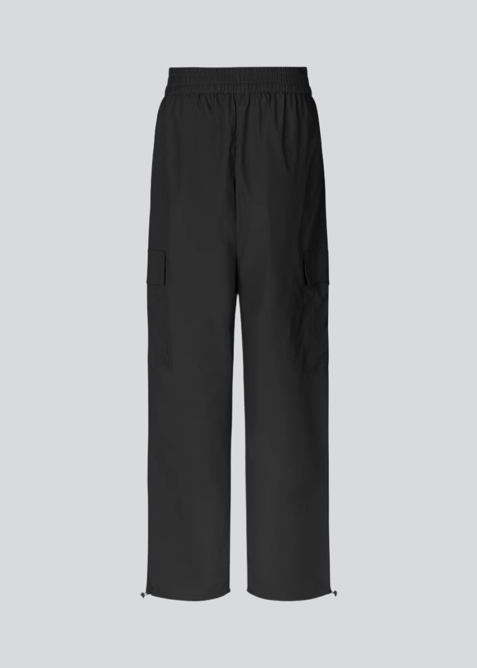 Cargobukser i nylon med elastisk talje og justerbare kanter med løbesnor. TrentMD pants har påsyede lommer på benene. Farven er sort.  TrentMD pants er lavet på samme model som vores meget populære og udsolgte AmayaMD pants. Dog i en kraftigere kvalitet, perfekt til efterår og vinter. 