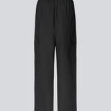 Cargobukser i nylon med elastisk talje og justerbare kanter med løbesnor. TrentMD pants har påsyede lommer på benene. Farven er sort.  TrentMD pants er lavet på samme model som vores meget populære og udsolgte AmayaMD pants. Dog i en kraftigere kvalitet, perfekt til efterår og vinter. 