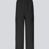Cargobukser i nylon med elastisk talje og justerbare kanter med løbesnor. TrentMD pants har påsyede lommer på benene. Farven er sort.  TrentMD pants er lavet på samme model som vores meget populære og udsolgte AmayaMD pants. Dog i en kraftigere kvalitet, perfekt til efterår og vinter. 