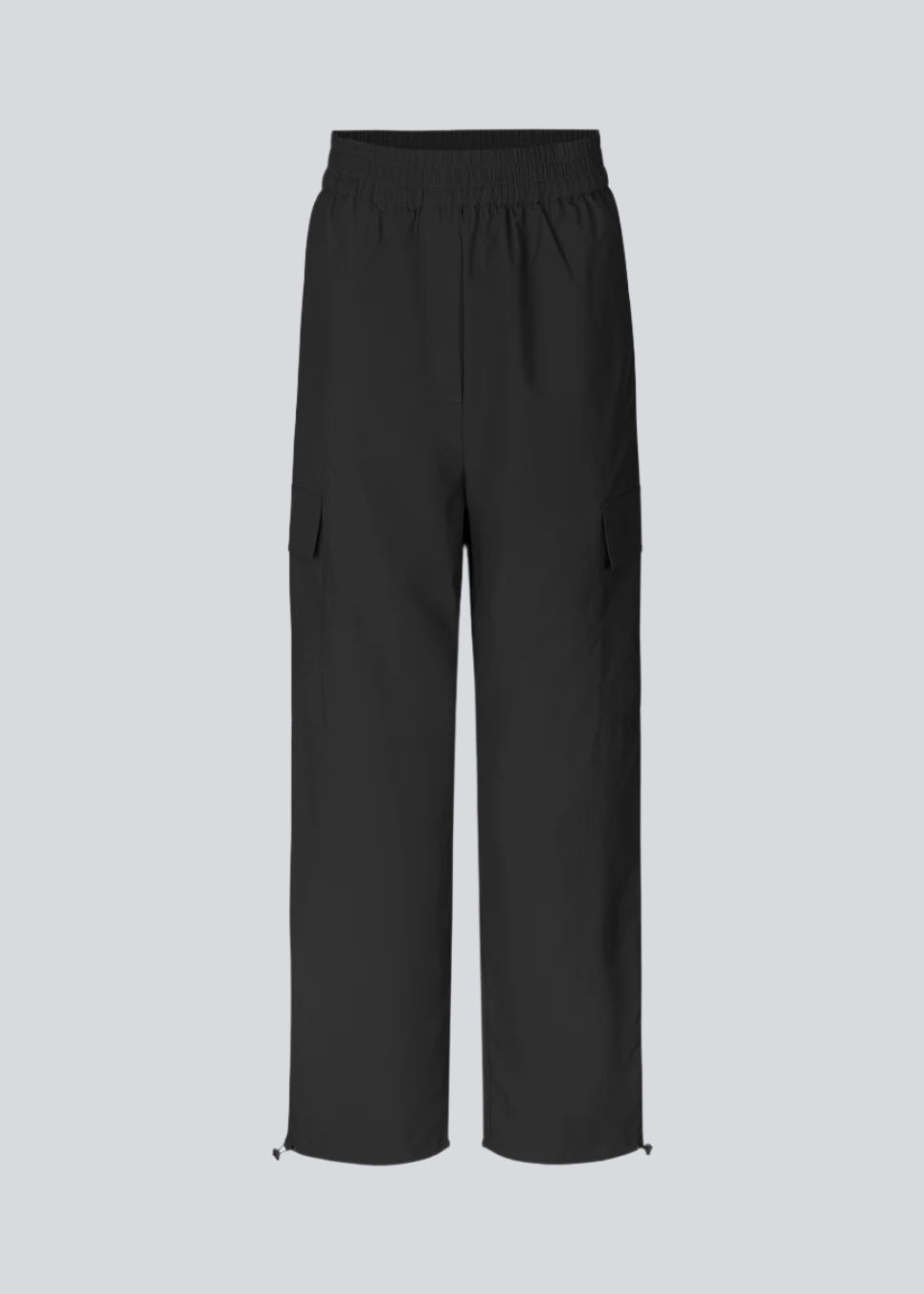 Cargobukser i nylon med elastisk talje og justerbare kanter med løbesnor. TrentMD pants har påsyede lommer på benene. Farven er sort.  TrentMD pants er lavet på samme model som vores meget populære og udsolgte AmayaMD pants. Dog i en kraftigere kvalitet, perfekt til efterår og vinter. 