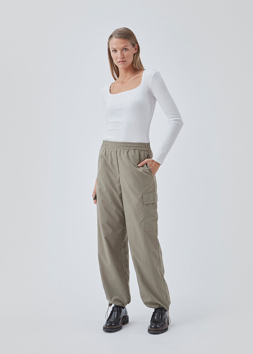 Cargobukser i nylon med elastisk talje og justerbare kanter med løbesnor. TrentMD pants har påsyede lommer på benene. Farven er Spring Stone.  TrentMD pants er lavet på samme model som vores meget populære og udsolgte AmayaMD pants. Dog i en kraftigere kvalitet, perfekt til efterår og vinter. 