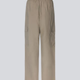 Cargobukser i nylon med elastisk talje og justerbare kanter med løbesnor. TrentMD pants har påsyede lommer på benene. Farven er Spring Stone.  TrentMD pants er lavet på samme model som vores meget populære og udsolgte AmayaMD pants. Dog i en kraftigere kvalitet, perfekt til efterår og vinter. 