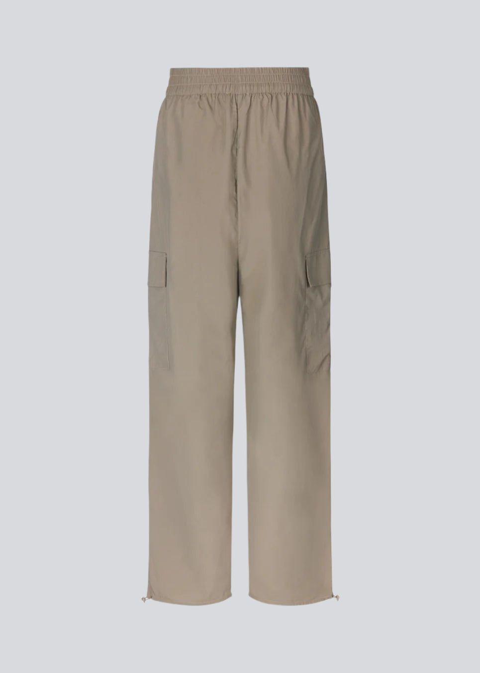 Cargobukser i nylon med elastisk talje og justerbare kanter med løbesnor. TrentMD pants har påsyede lommer på benene. Farven er Spring Stone.  TrentMD pants er lavet på samme model som vores meget populære og udsolgte AmayaMD pants. Dog i en kraftigere kvalitet, perfekt til efterår og vinter. 