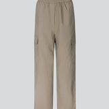 Cargobukser i nylon med elastisk talje og justerbare kanter med løbesnor. TrentMD pants har påsyede lommer på benene. Farven er Spring Stone.  TrentMD pants er lavet på samme model som vores meget populære og udsolgte AmayaMD pants. Dog i en kraftigere kvalitet, perfekt til efterår og vinter. 