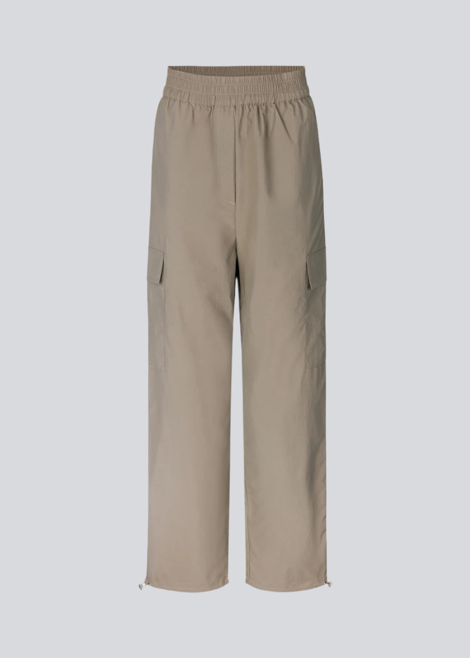 Cargobukser i nylon med elastisk talje og justerbare kanter med løbesnor. TrentMD pants har påsyede lommer på benene. Farven er Spring Stone.  TrentMD pants er lavet på samme model som vores meget populære og udsolgte AmayaMD pants. Dog i en kraftigere kvalitet, perfekt til efterår og vinter. 