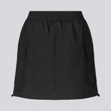 Kort nederdel i nylon med elastik i taljen og justerbar kant med løbesnor. TrentMD skirt har to påsyede lommer og vertikale skæringer på front og bag.