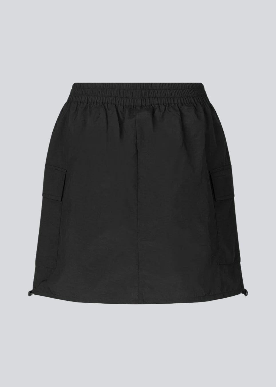 Kort nederdel i nylon med elastik i taljen og justerbar kant med løbesnor. TrentMD skirt har to påsyede lommer og vertikale skæringer på front og bag.