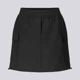 Kort nederdel i nylon med elastik i taljen og justerbar kant med løbesnor. TrentMD skirt har to påsyede lommer og vertikale skæringer på front og bag.