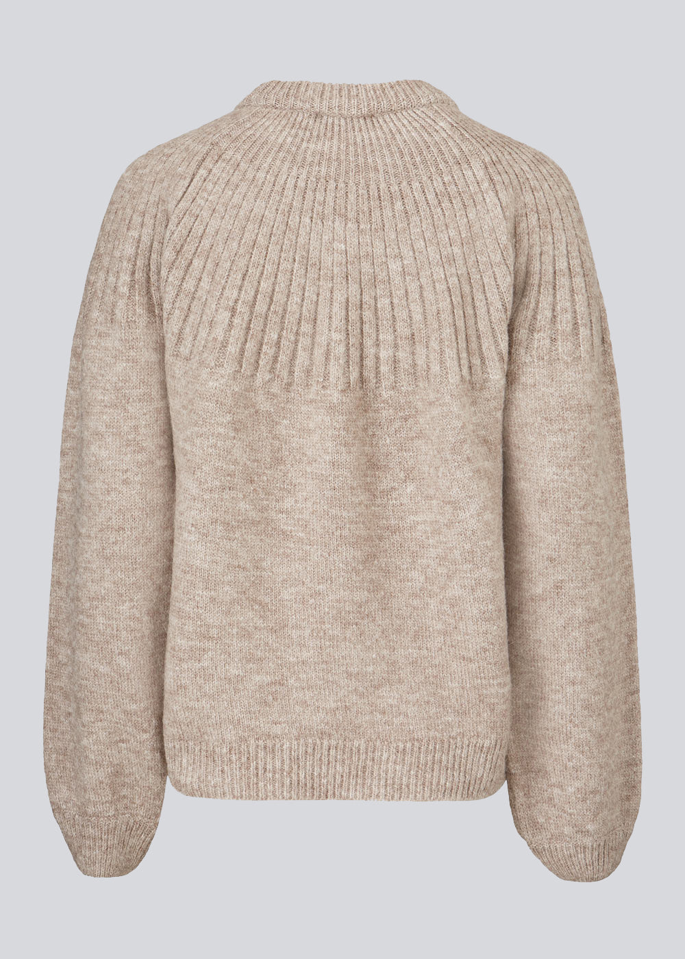 Perfekt strik med mønster ved brystet og ribkant ved både ærmer, hals og bund. Truce O-Neck i farven Beige er en must-have i basis garderoben.