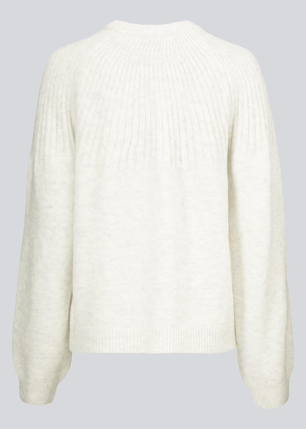 Perfekt strik med mønster ved brystet og ribkant ved både ærmer, hals og bund. Truce O-Neck i farven Off White er en must-have i basis garderoben.