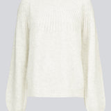 Perfekt strik med mønster ved brystet og ribkant ved både ærmer, hals og bund. Truce O-Neck i farven Off White er en must-have i basis garderoben.