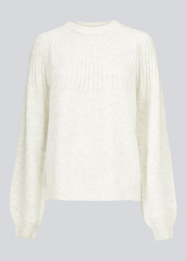 Perfekt strik med mønster ved brystet og ribkant ved både ærmer, hals og bund. Truce O-Neck i farven Off White er en must-have i basis garderoben.