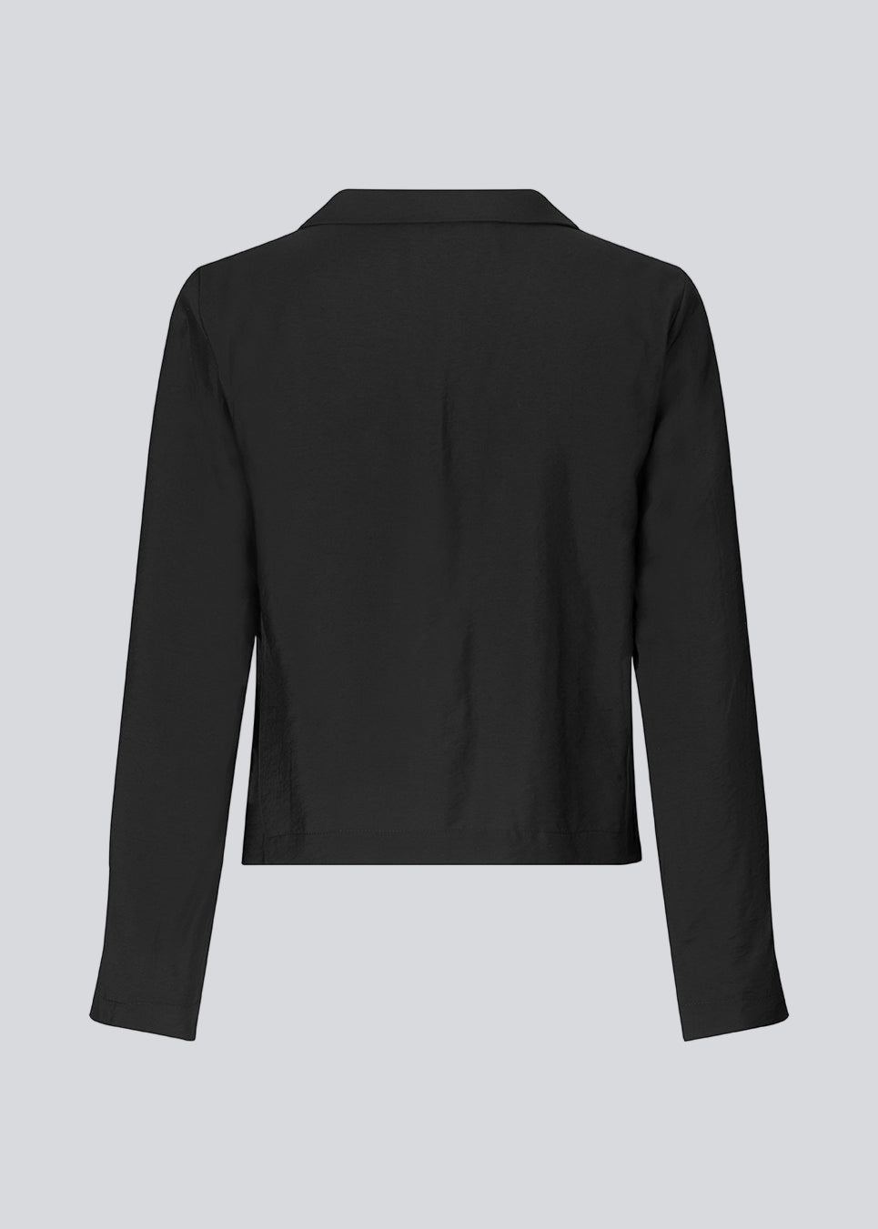Skjorte i kvalitet af Eco Vero viskose. TrudaMD shirt har krave og åbning foran med lukning med sløjfer og lange ærmer med slids.