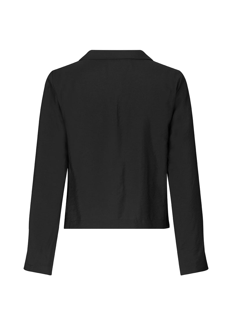 Skjorte i kvalitet af Eco Vero viskose. TrudaMD shirt har krave og åbning foran med lukning med sløjfer og lange ærmer med slids.