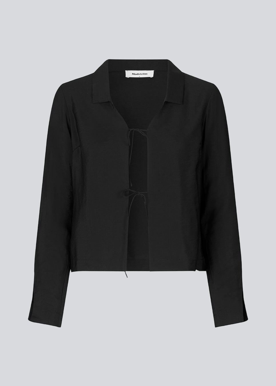 Skjorte i kvalitet af Eco Vero viskose. TrudaMD shirt har krave og åbning foran med lukning med sløjfer og lange ærmer med slids.