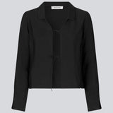 Skjorte i kvalitet af Eco Vero viskose. TrudaMD shirt har krave og åbning foran med lukning med sløjfer og lange ærmer med slids.
