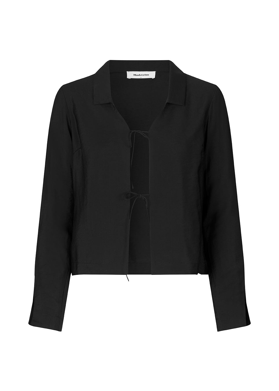 Skjorte i kvalitet af Eco Vero viskose. TrudaMD shirt har krave og åbning foran med lukning med sløjfer og lange ærmer med slids.